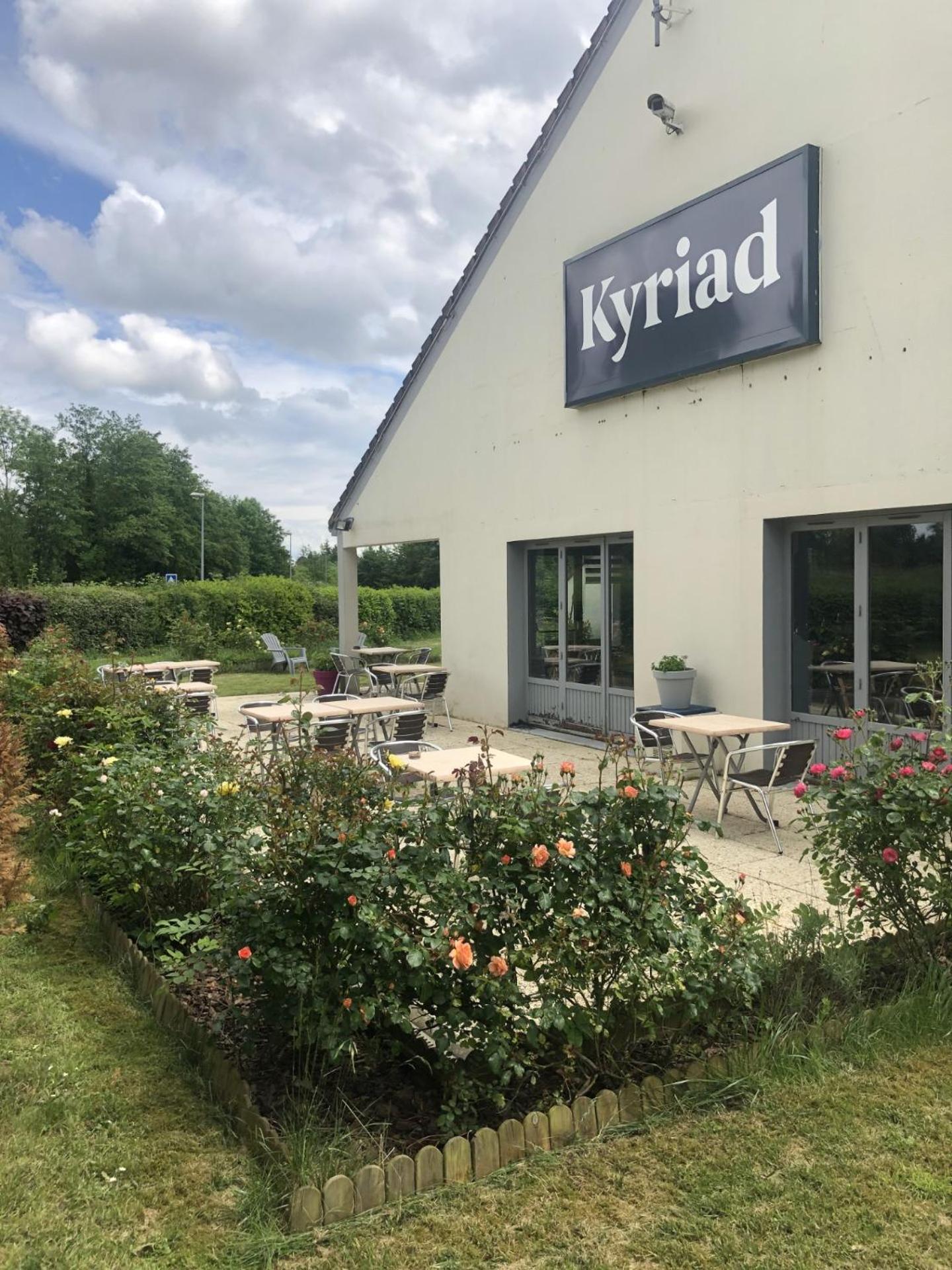 Kyriad Sedan Exterior foto